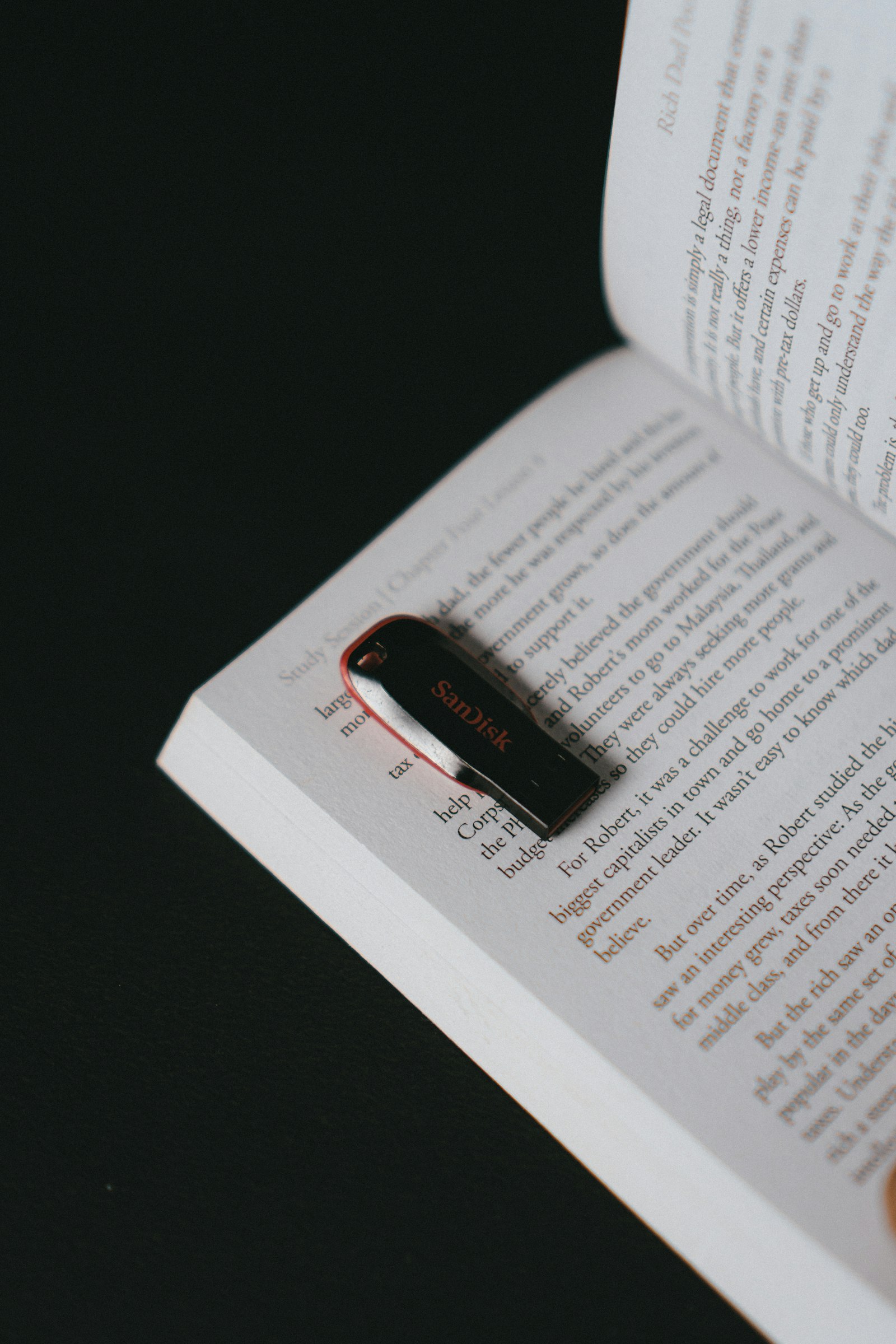 USB-stick op een opengeslagen boek